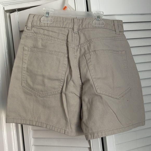 H&M beige shorts - Picture 2 of 3
